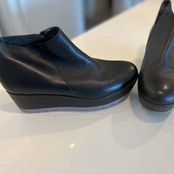 Laika Black ankle boots with mauve sole - Picture 9 of 12